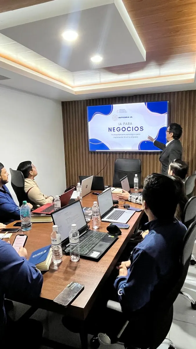 Presentación de Integra IA para negocios en sala de capacitación